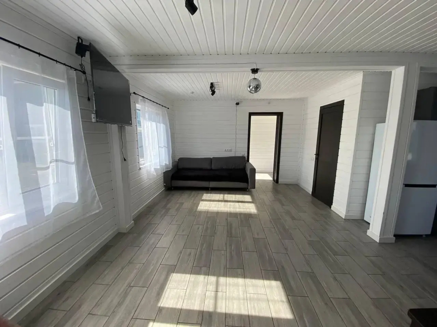 Дом у пруда