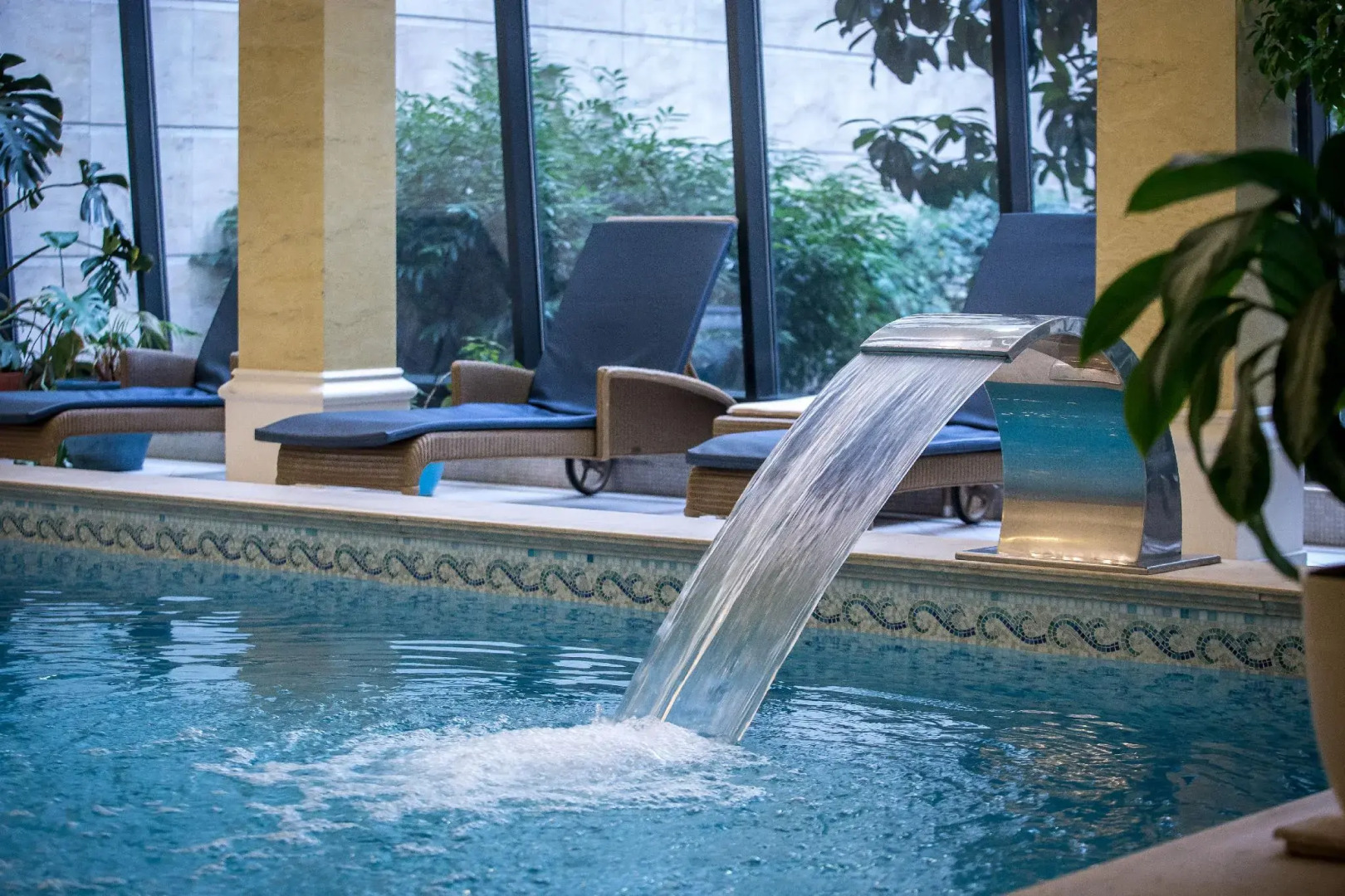 Queen's Court Hotel & Residence