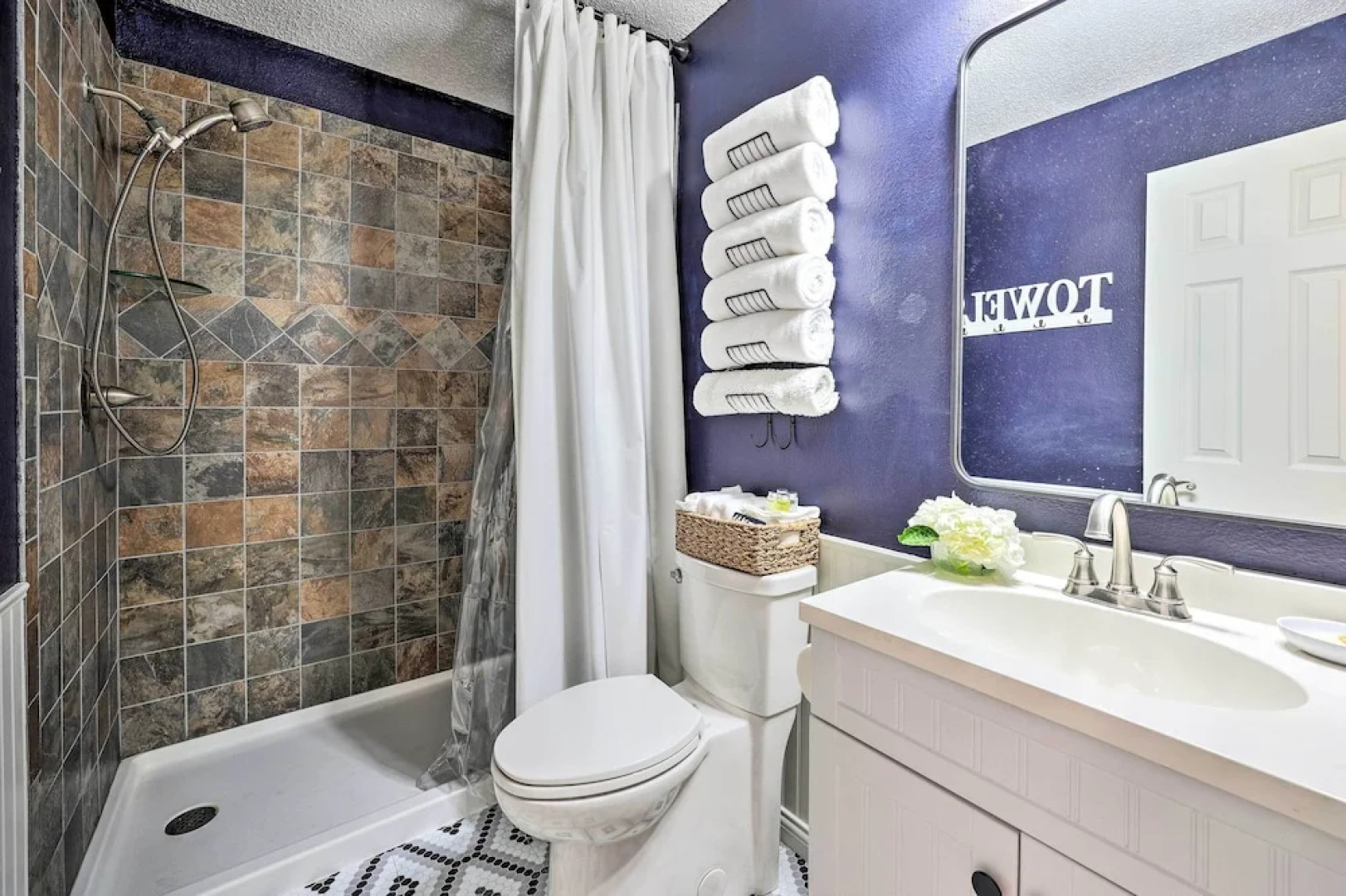 Cozy Beaver Lake Cabin w/ Waterfront View & Kayaks