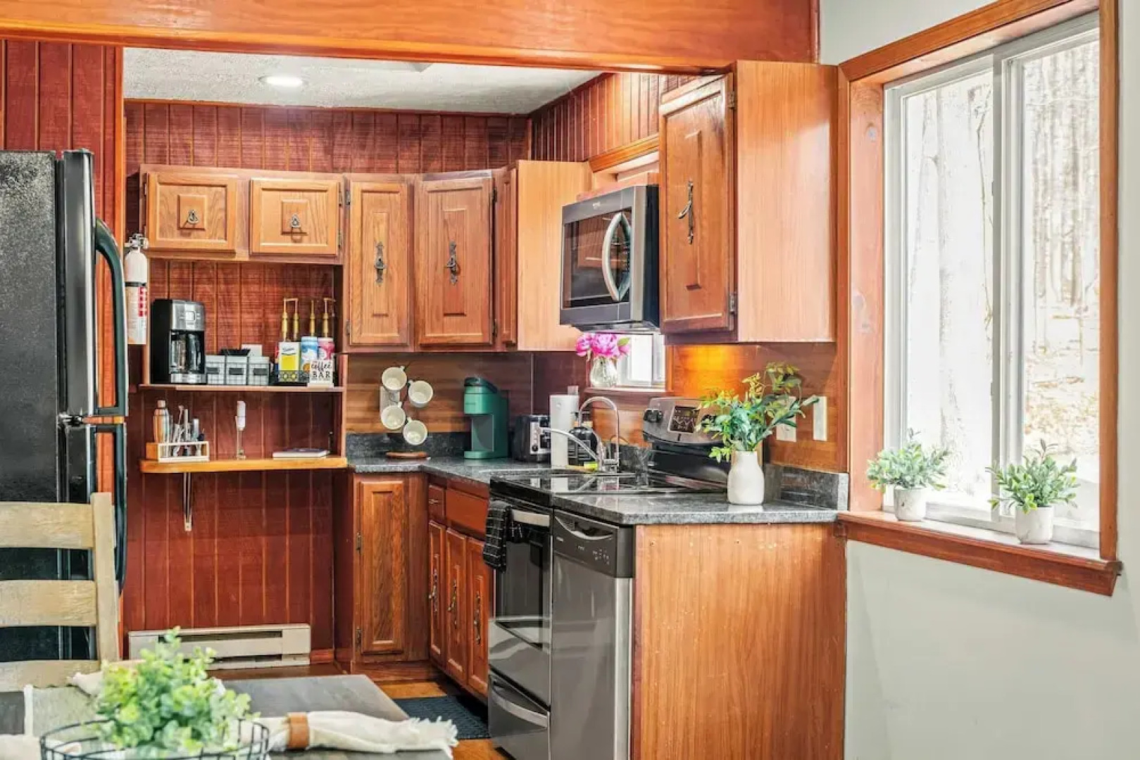 Stylish Renovated Home Open Layout, Coffee Bar + Near Hiking & Waterfalls