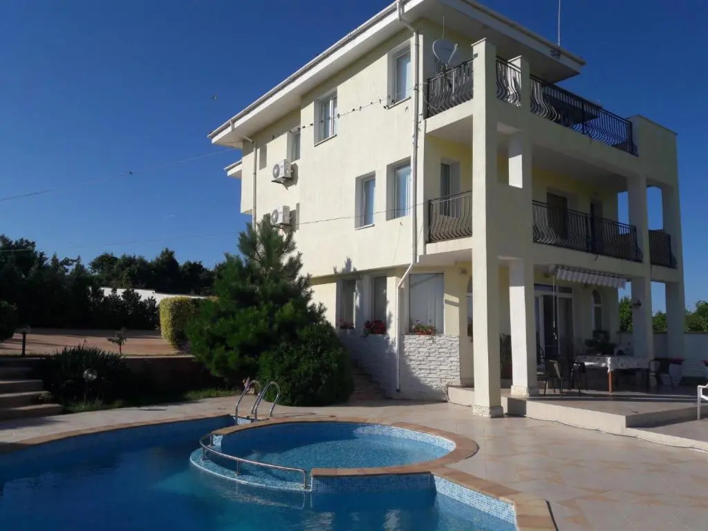 Villa Byala Grape House