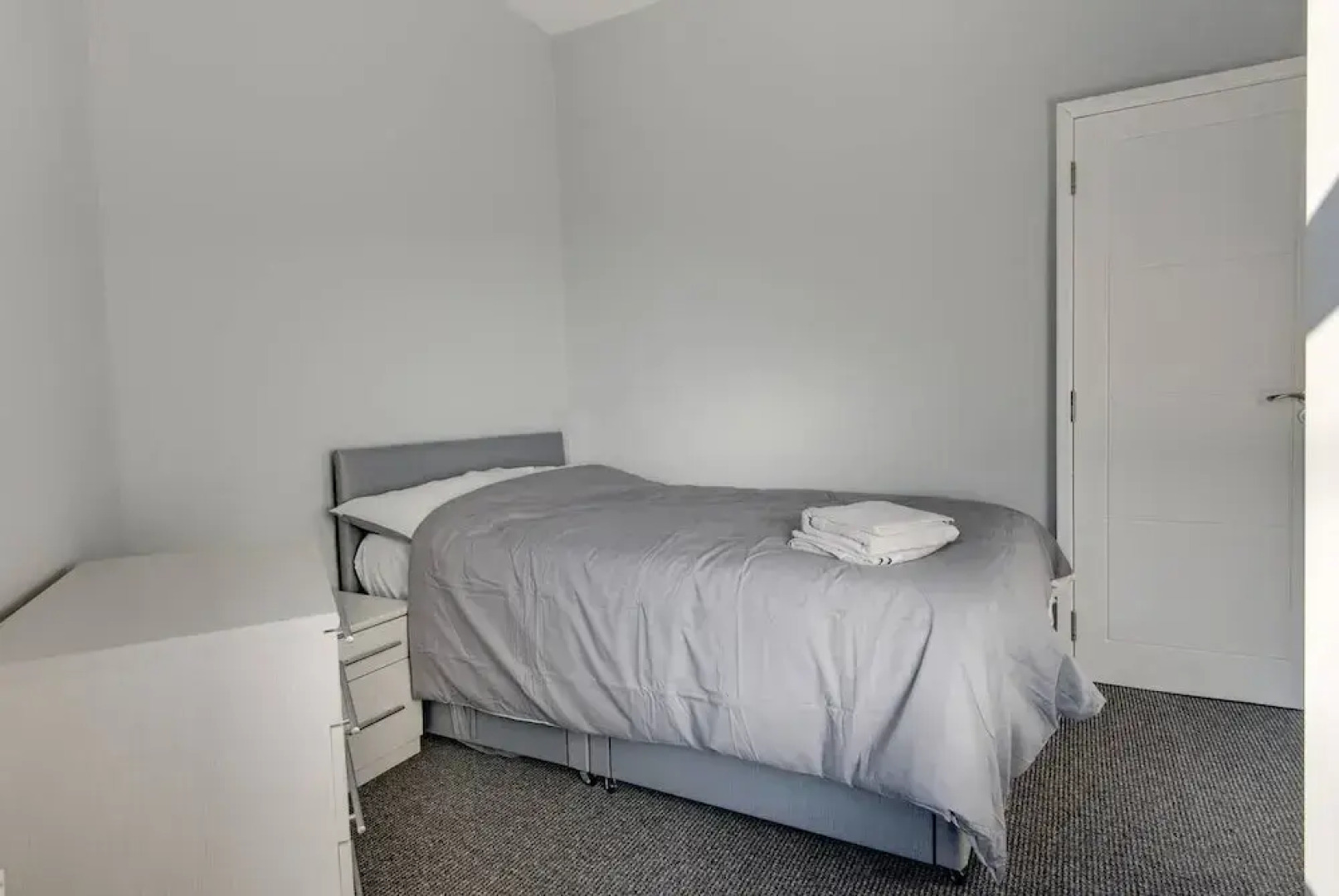 Self Check-In Town House in Barnsley Town Centre