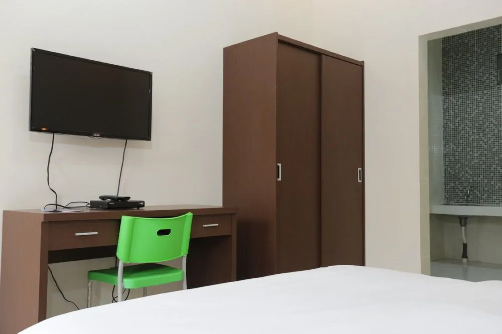 RedDoorz @ Mahendradatta Selatan