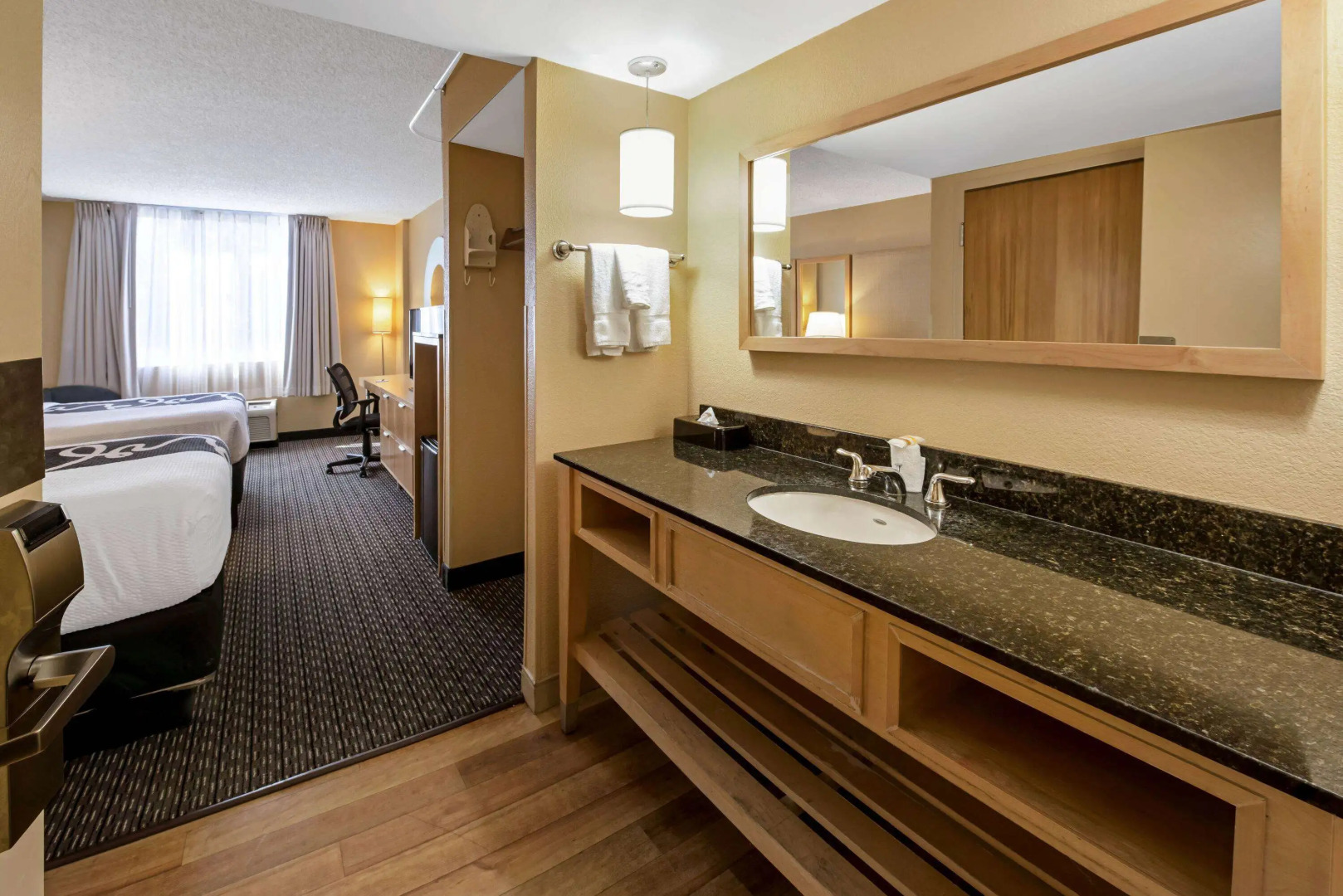 La Quinta Inn & Suites by Wyndham West Palm Beach Airport