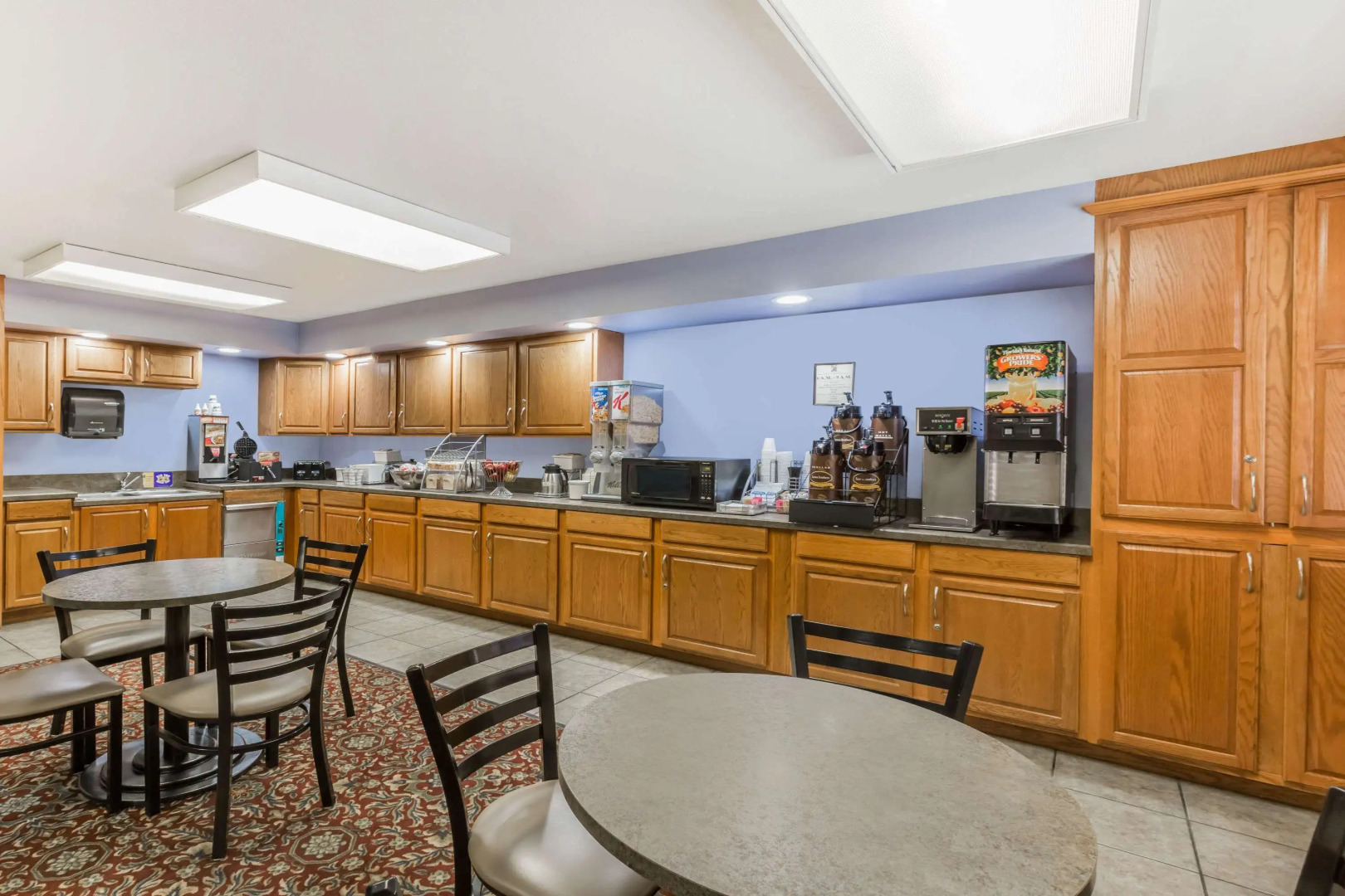 Super 8 by Wyndham Manhattan KS