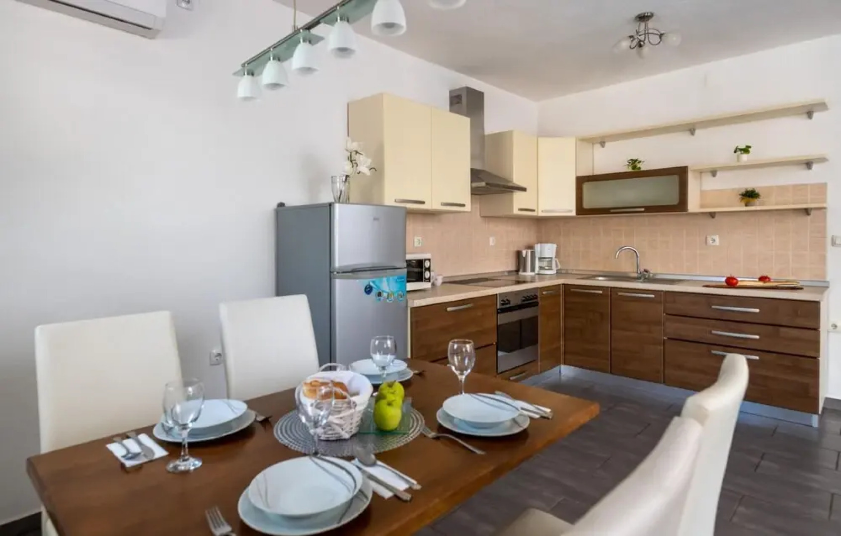 Beautiful Home in Vrecari With Wifi and 4 Bedrooms