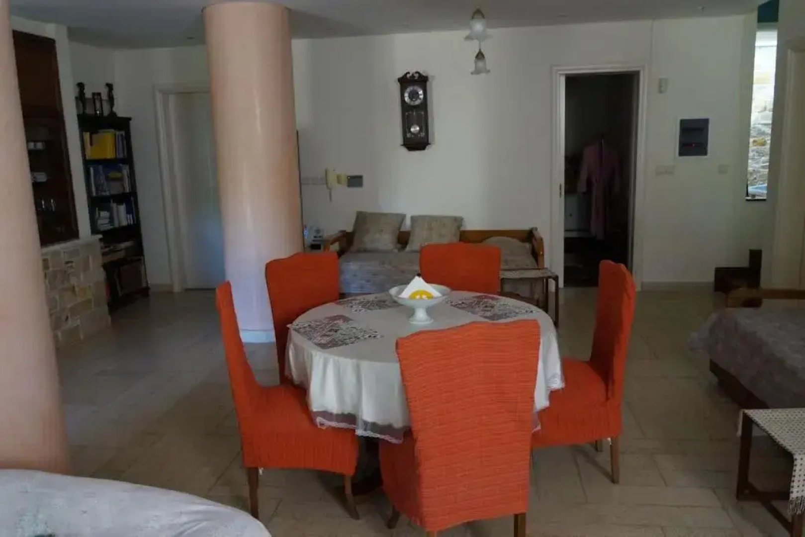 Apartment with a garden, BBQ, swimming pool and jacuzzi