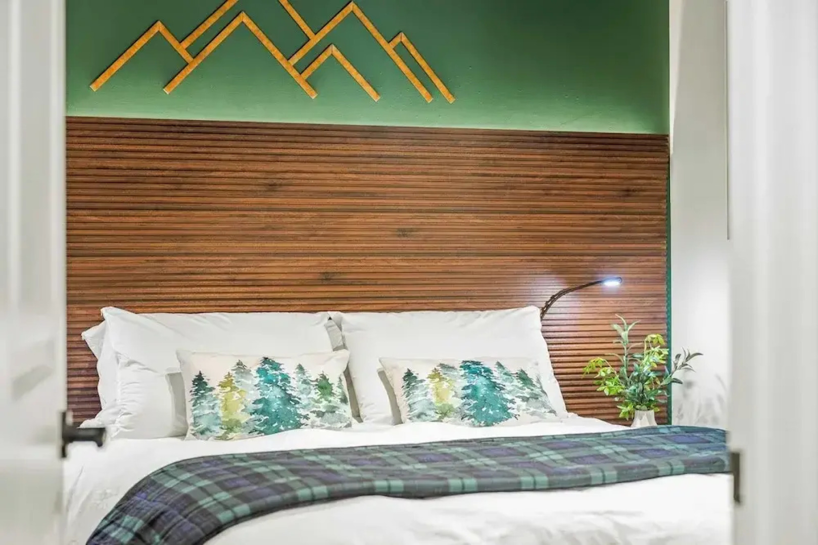 Hot Tub, Lake Access + Community Amenities Somerset Lodge by Avantstay