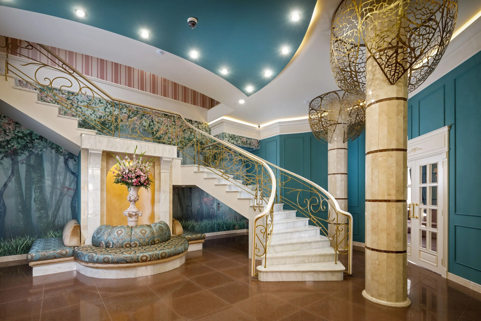 Mini-Hotel Biography