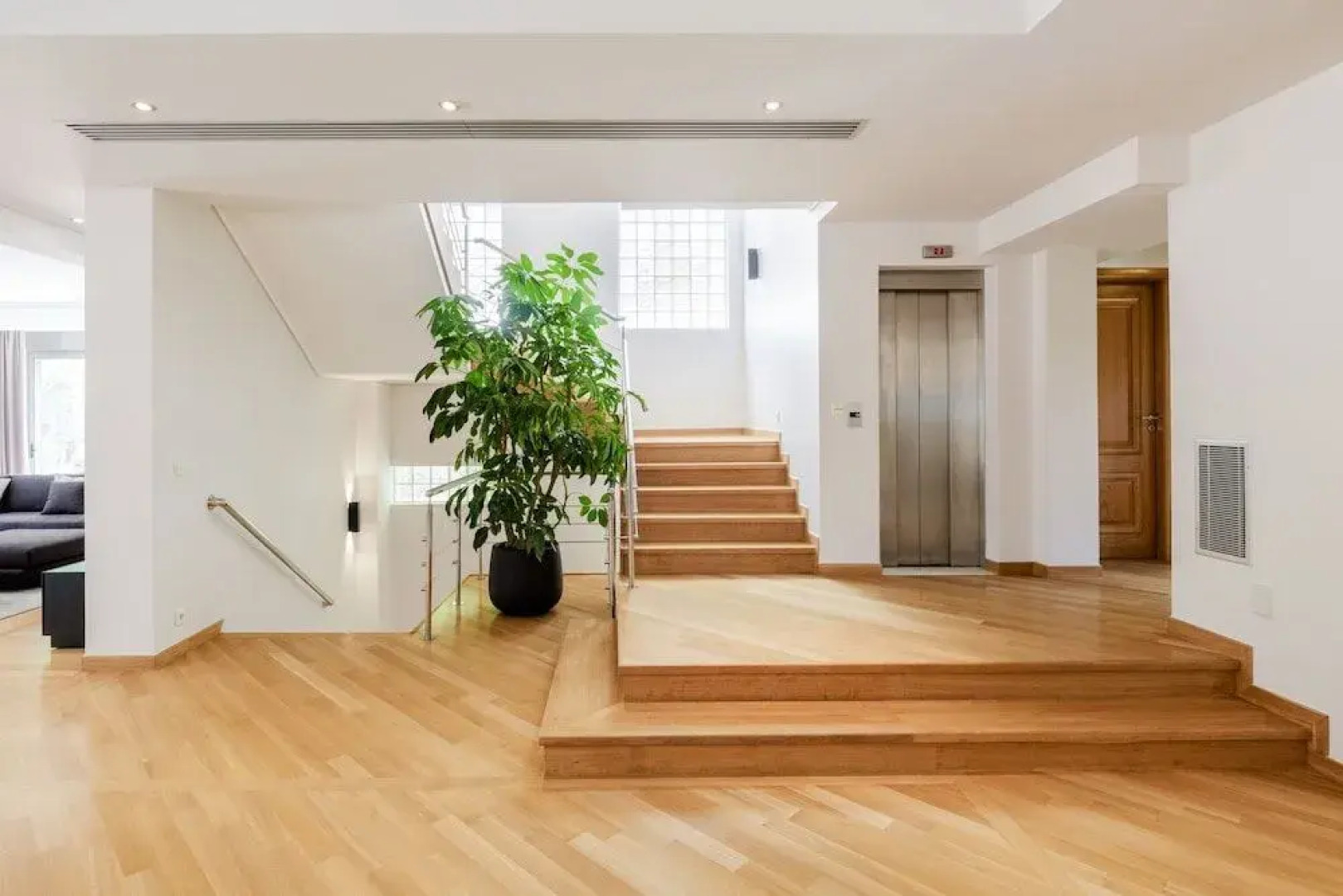 Eos Urban Villa by Upstreet