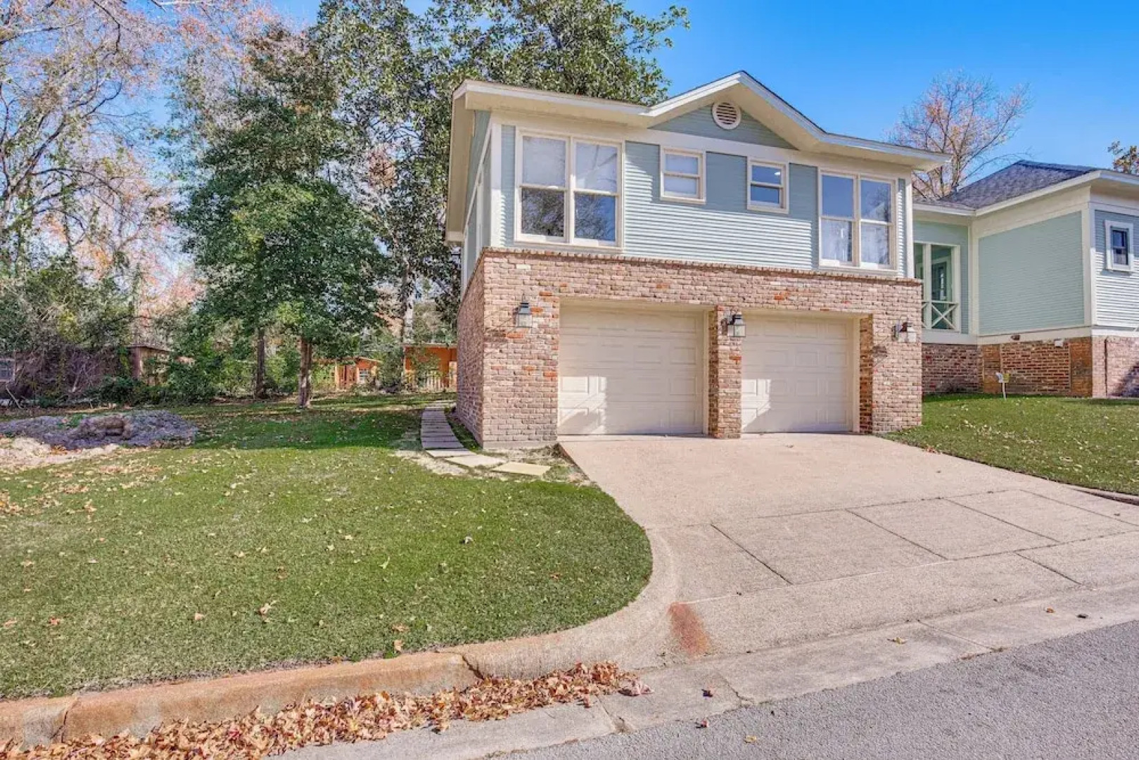 2 Mi to Tyler Rose Garden: Vibrant Apartment!