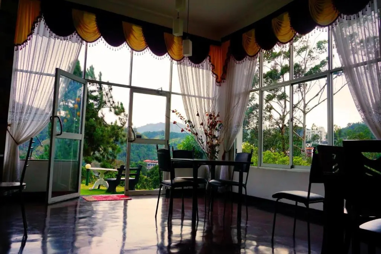 Vista Hotel Sun Breeze