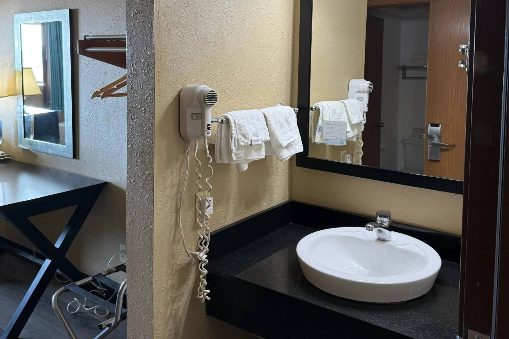 Super 8 by Wyndham Mendota I-39