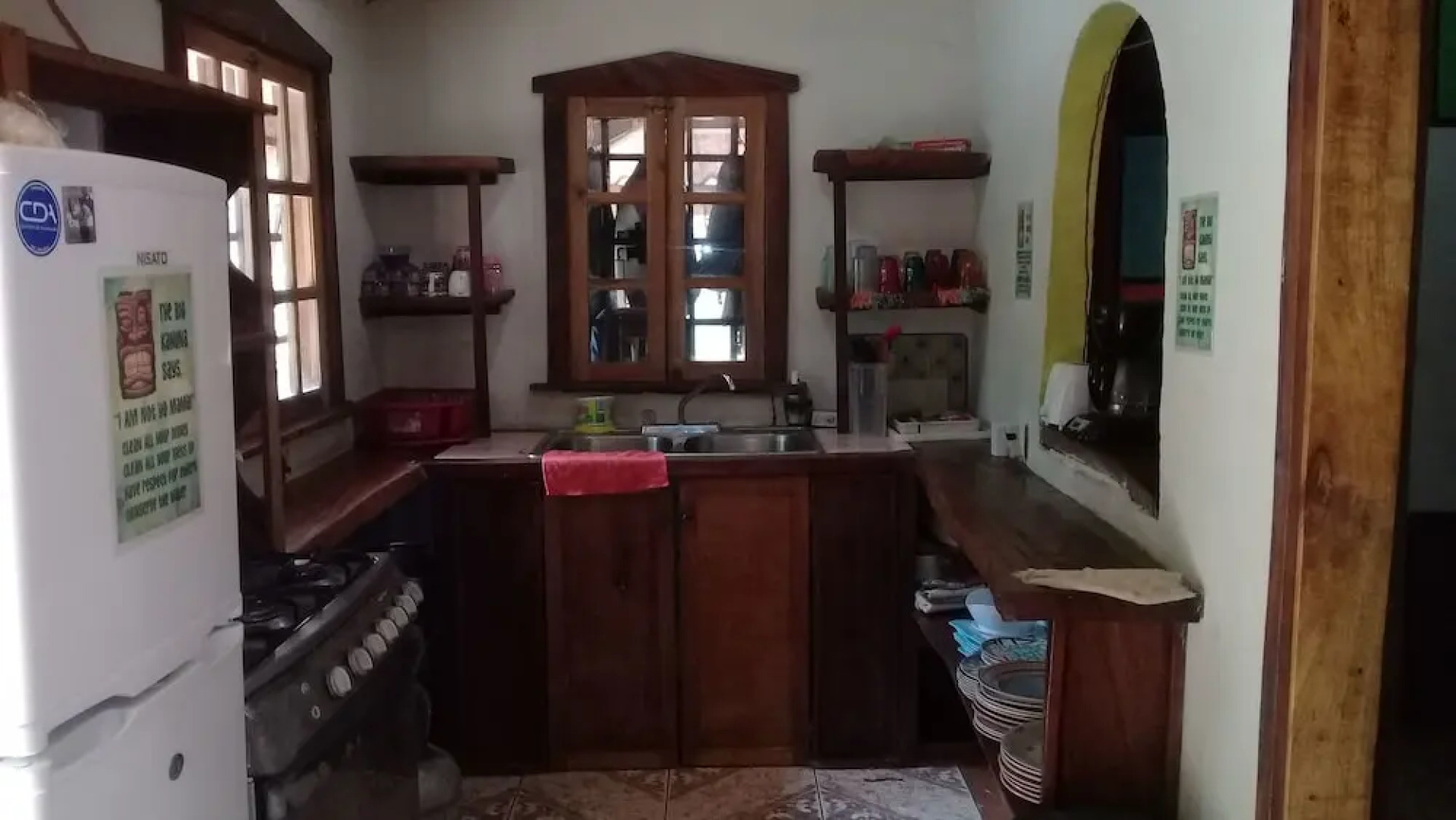 Tiki Lodge Bar & Restaurant - Hostel