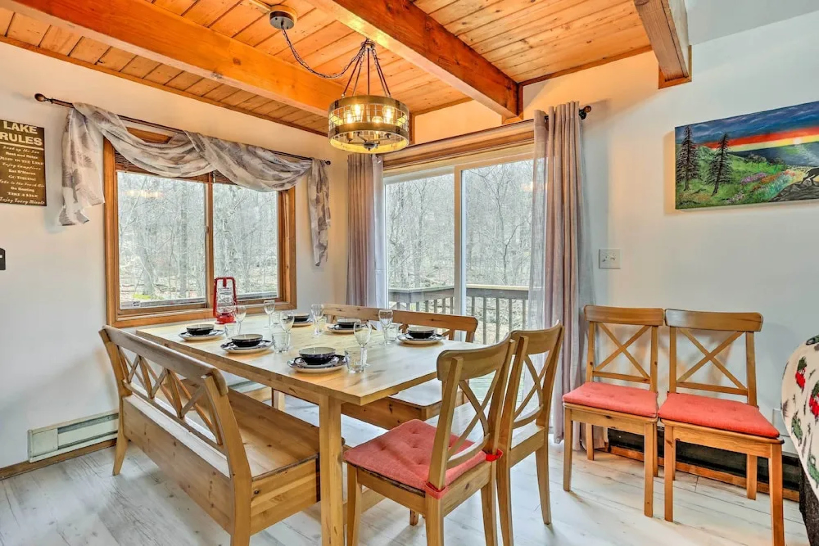 4 Mi to Tubing: Cozy Bushkill Cabin w/ Deck!