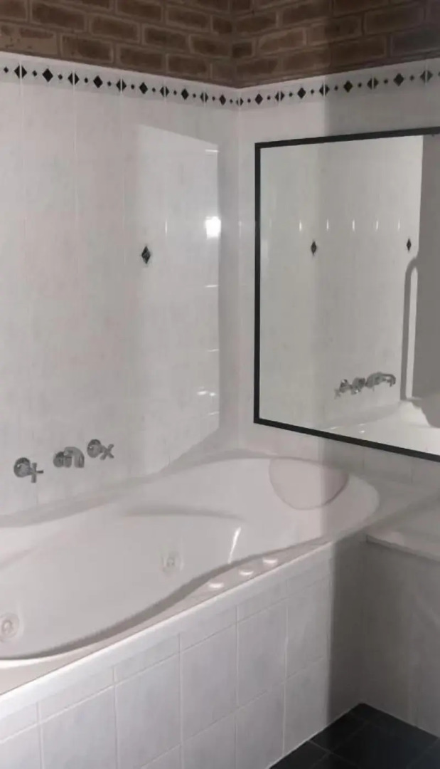 Hamilton's Henry Parkes Motor Inn, Parkes