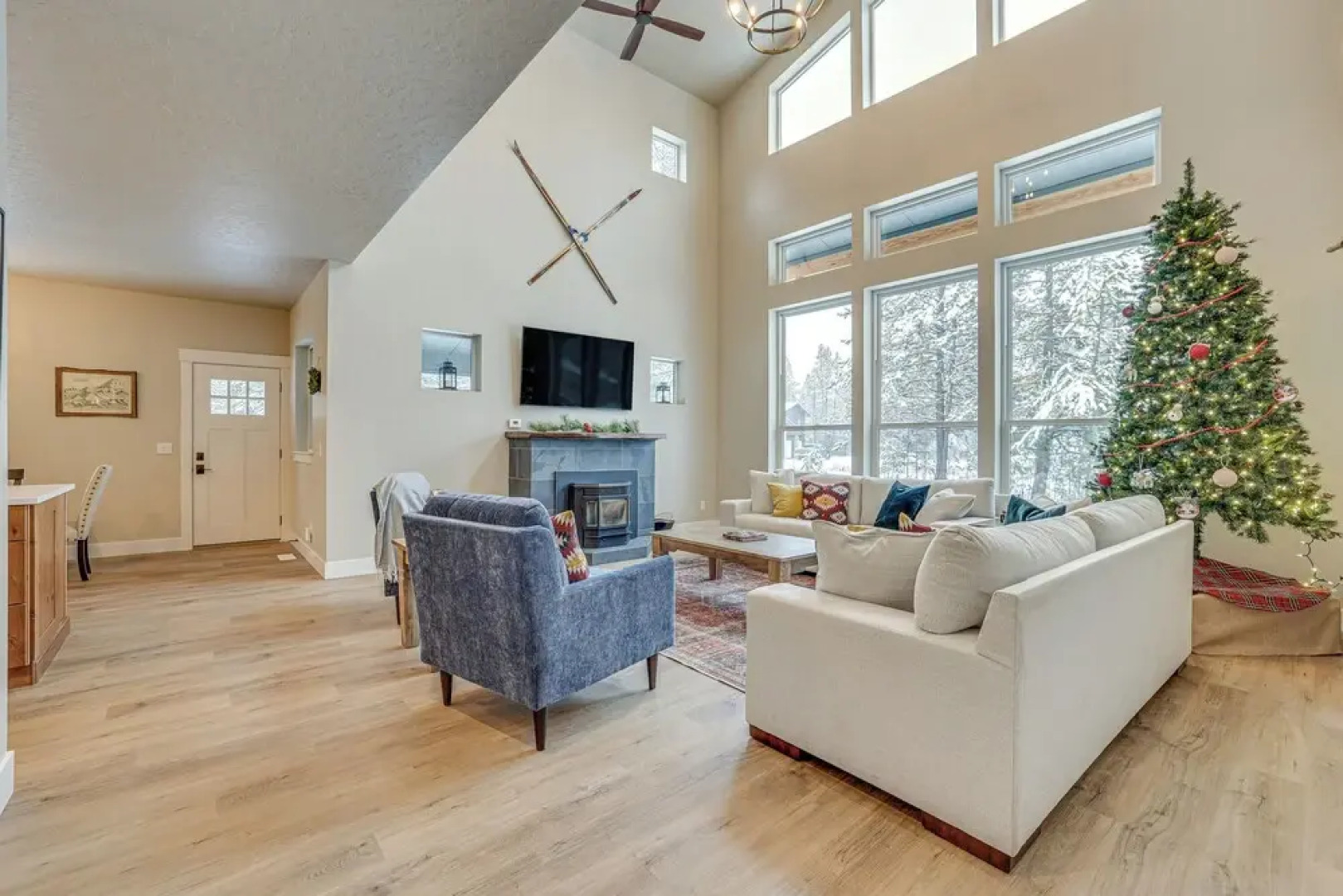 All-season Cabin: Hot Tub & Sauna in Donnelly