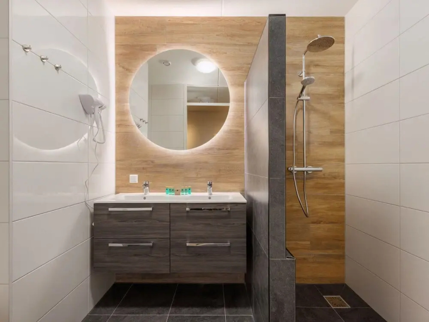 Nice Hotel Room Only 1 km From Volendam Centre