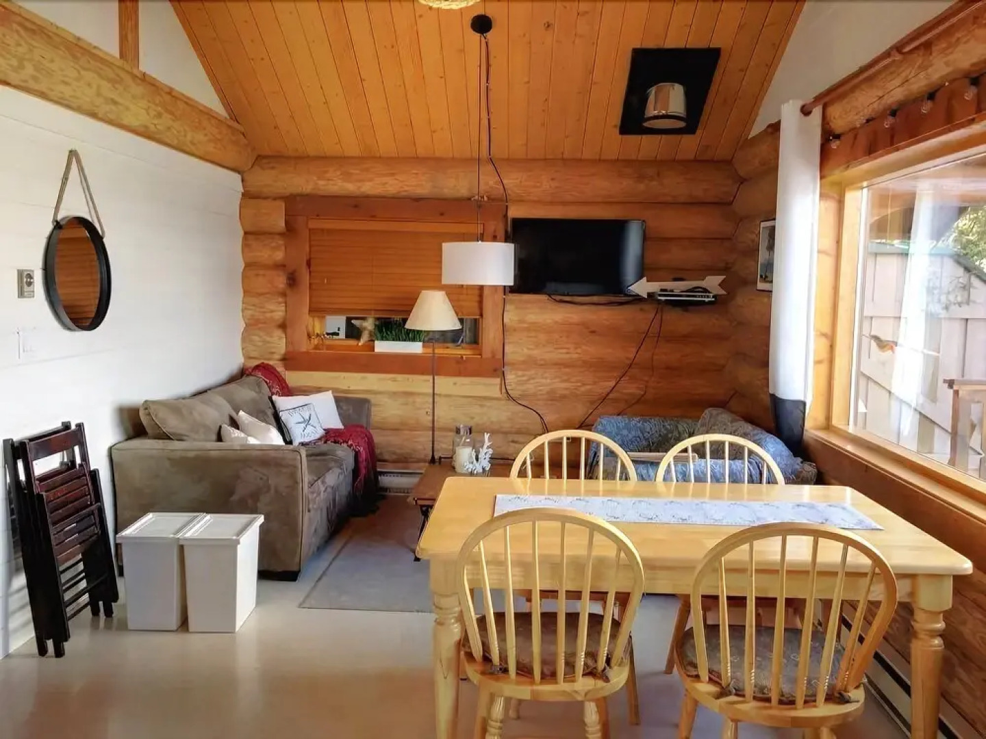 The Beach House Texada - Oceanfront Cabin