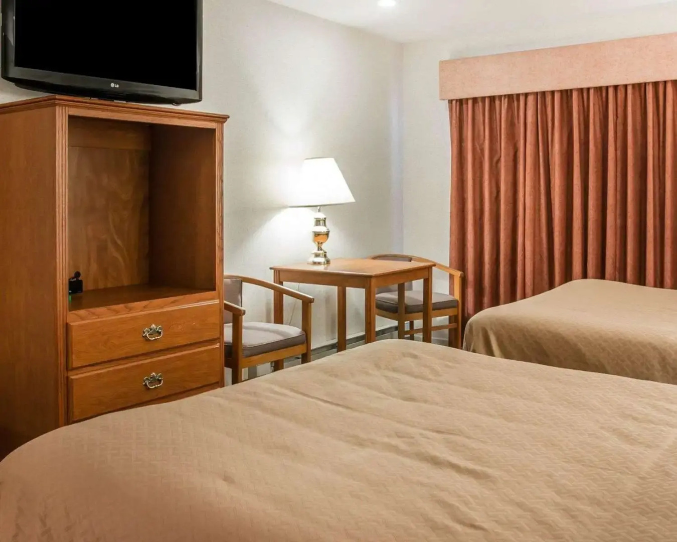 Quality Inn & Suites Mackinaw City Beachfront