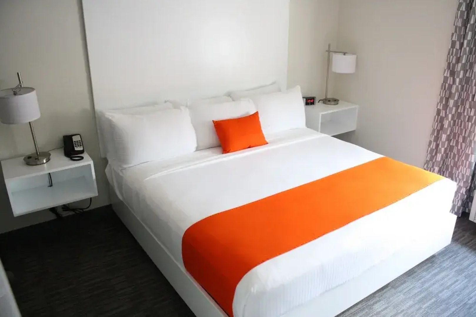 Schoenbrunn Inn & Suites