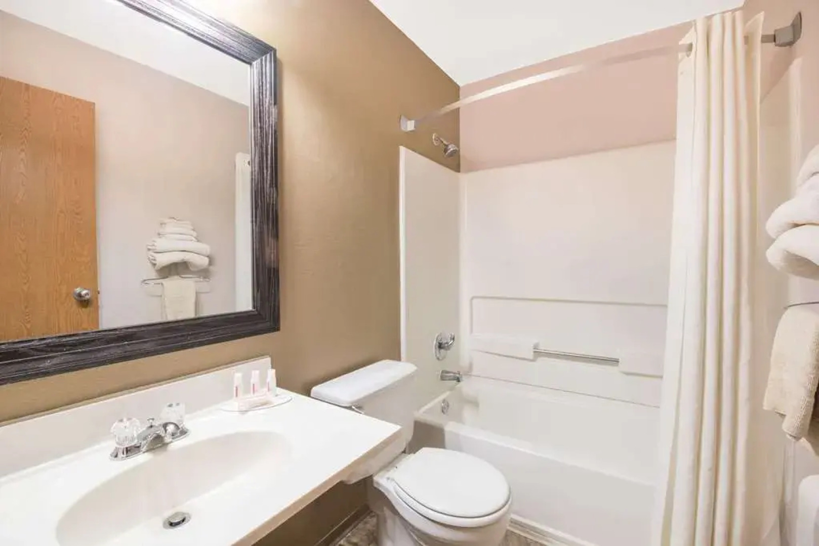 Super 8 by Wyndham Warroad