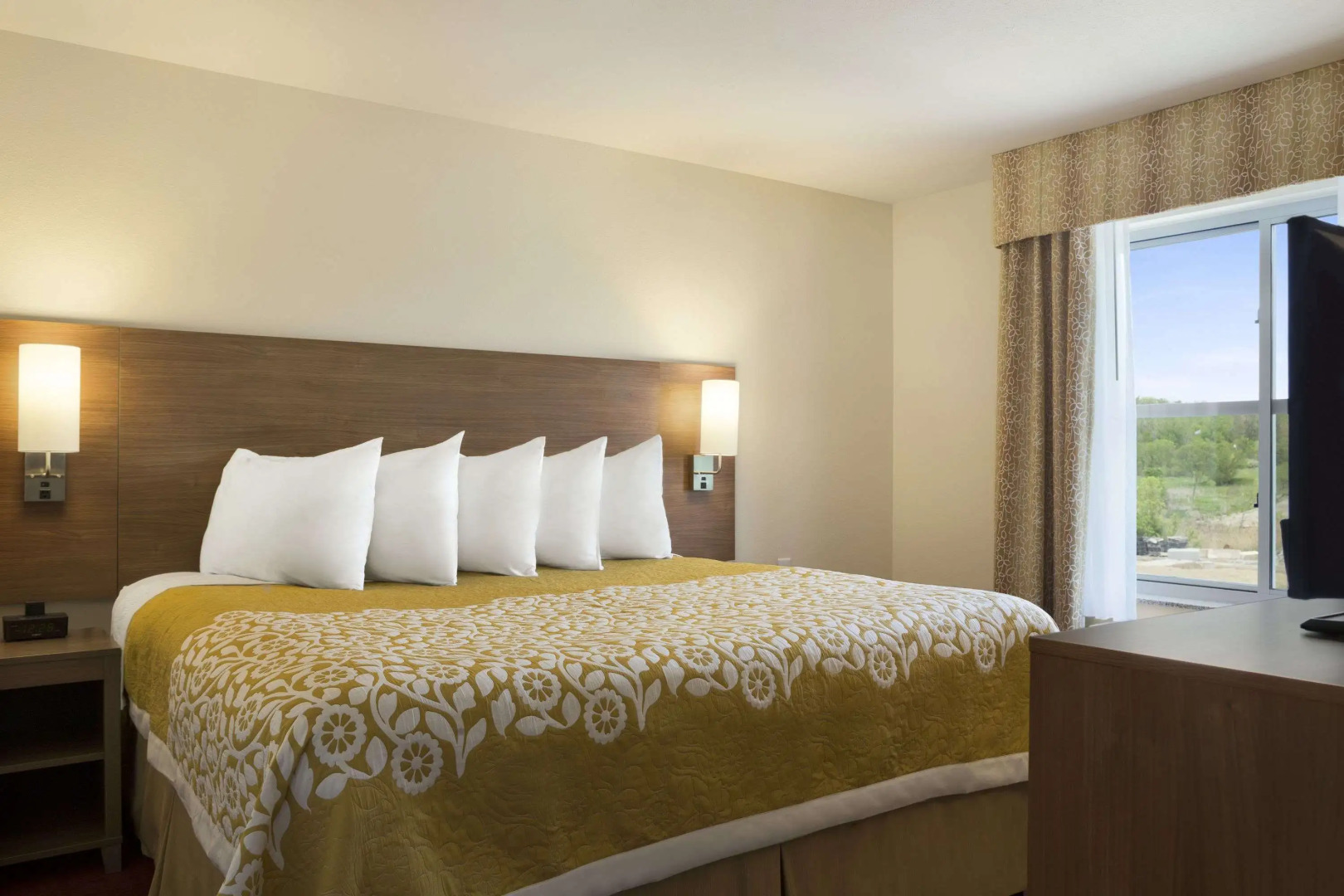 Days Inn & Suites by Wyndham Belmont