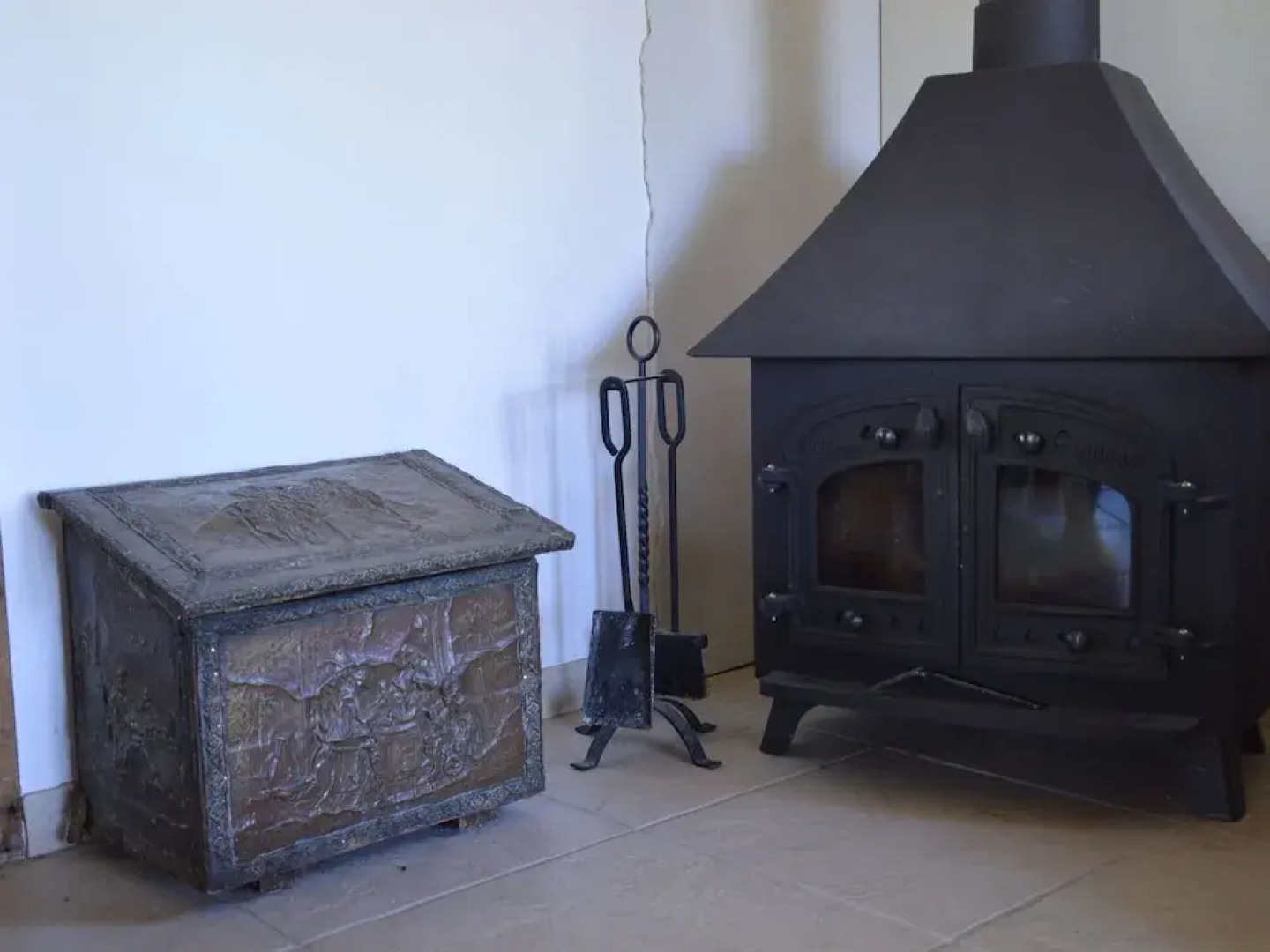 Modern Holiday Home near Forest in Burgundy