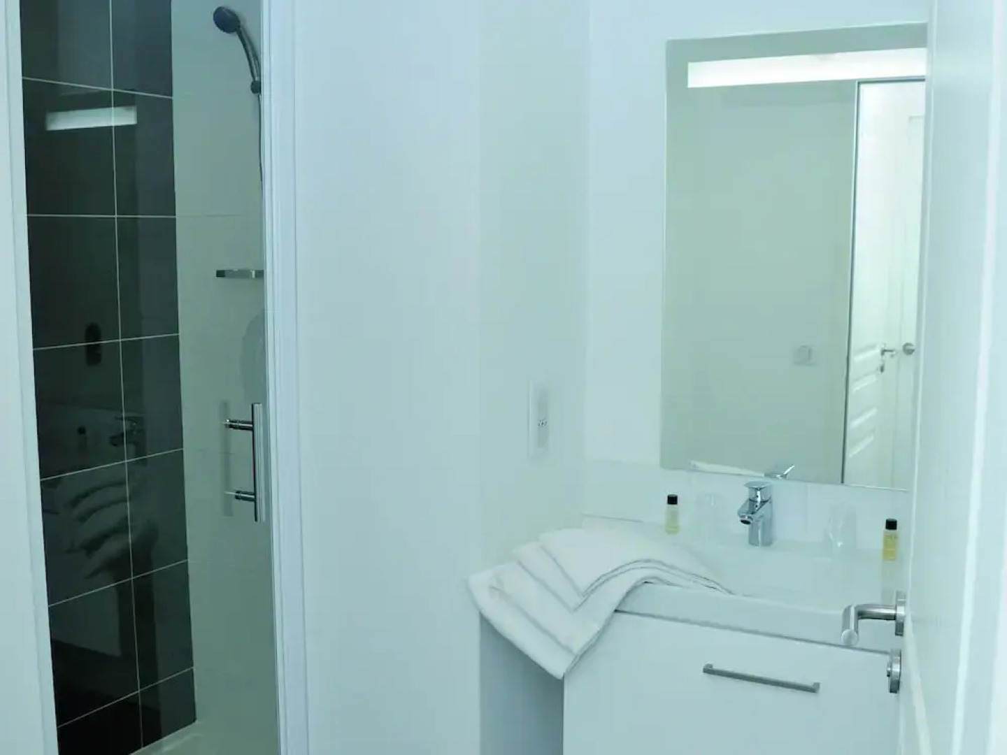 Modern Apartment With a Balcony Located 500m From a spa Town