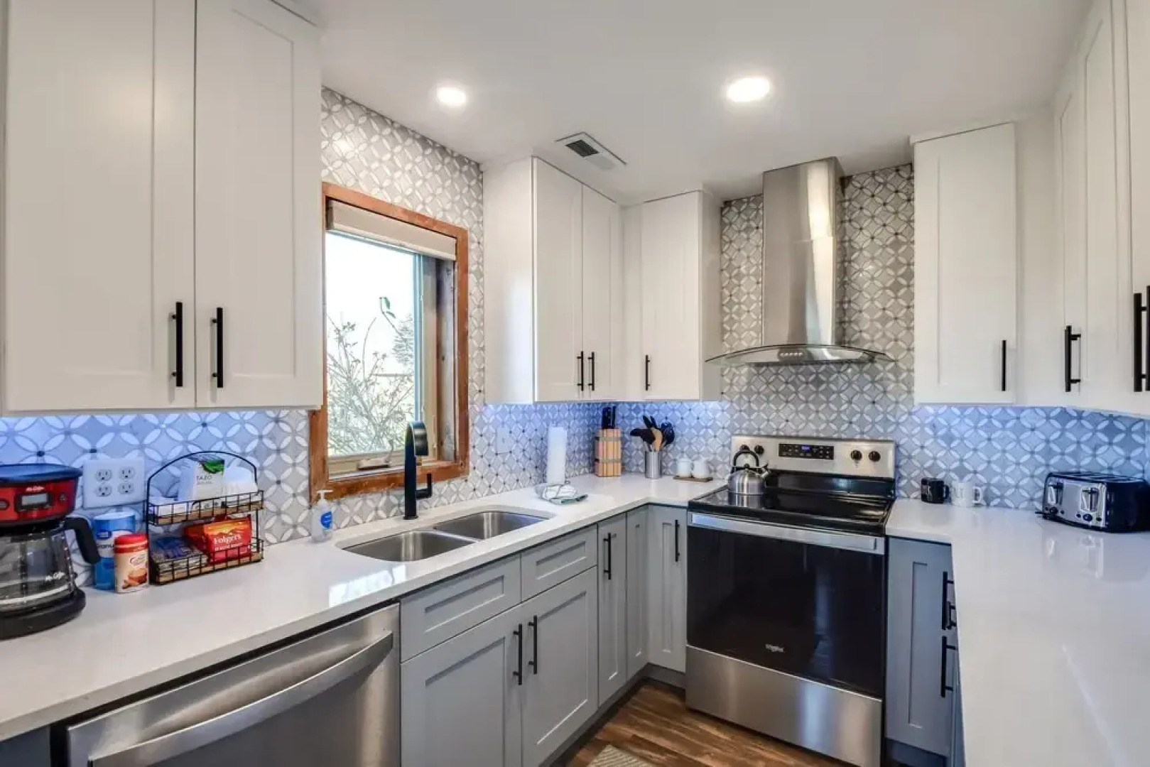 Cozy Illinois Abode w/ Deck & Grill, Near Golfing!