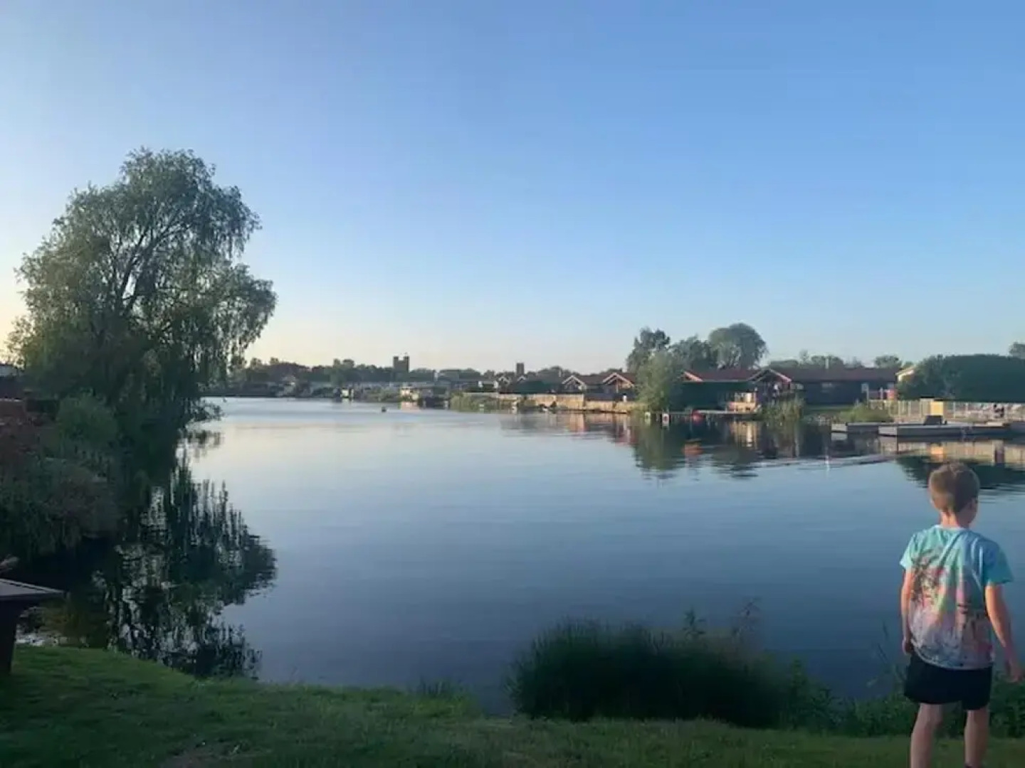 Caravan-sleep8-hottub-freep-balcony-familyfriendly