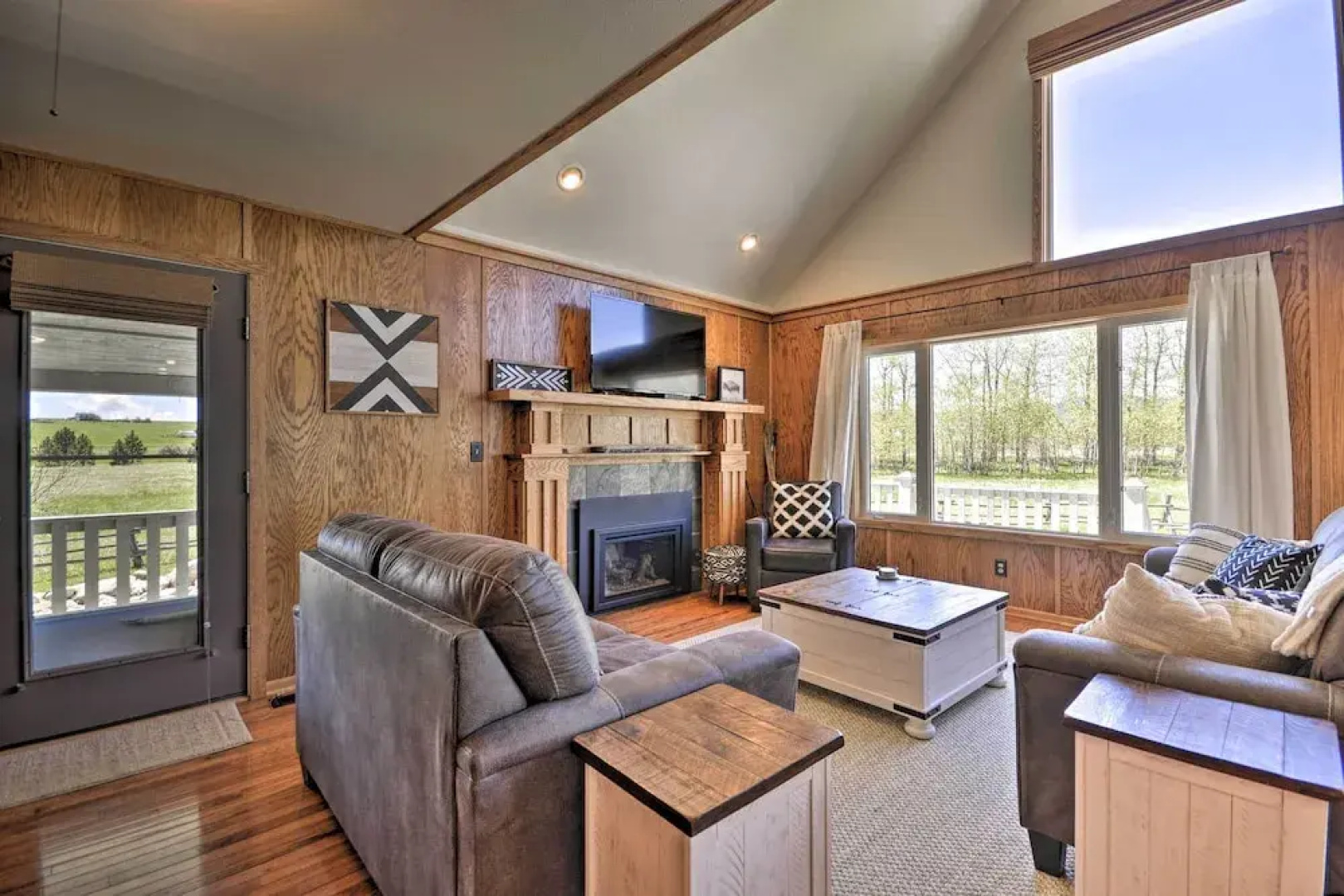 The Front Porch 20-acre Country Home w/ Mtn View
