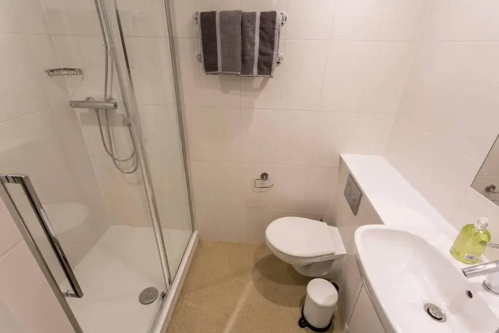 Spacious studio apartment in the heart of Oldham