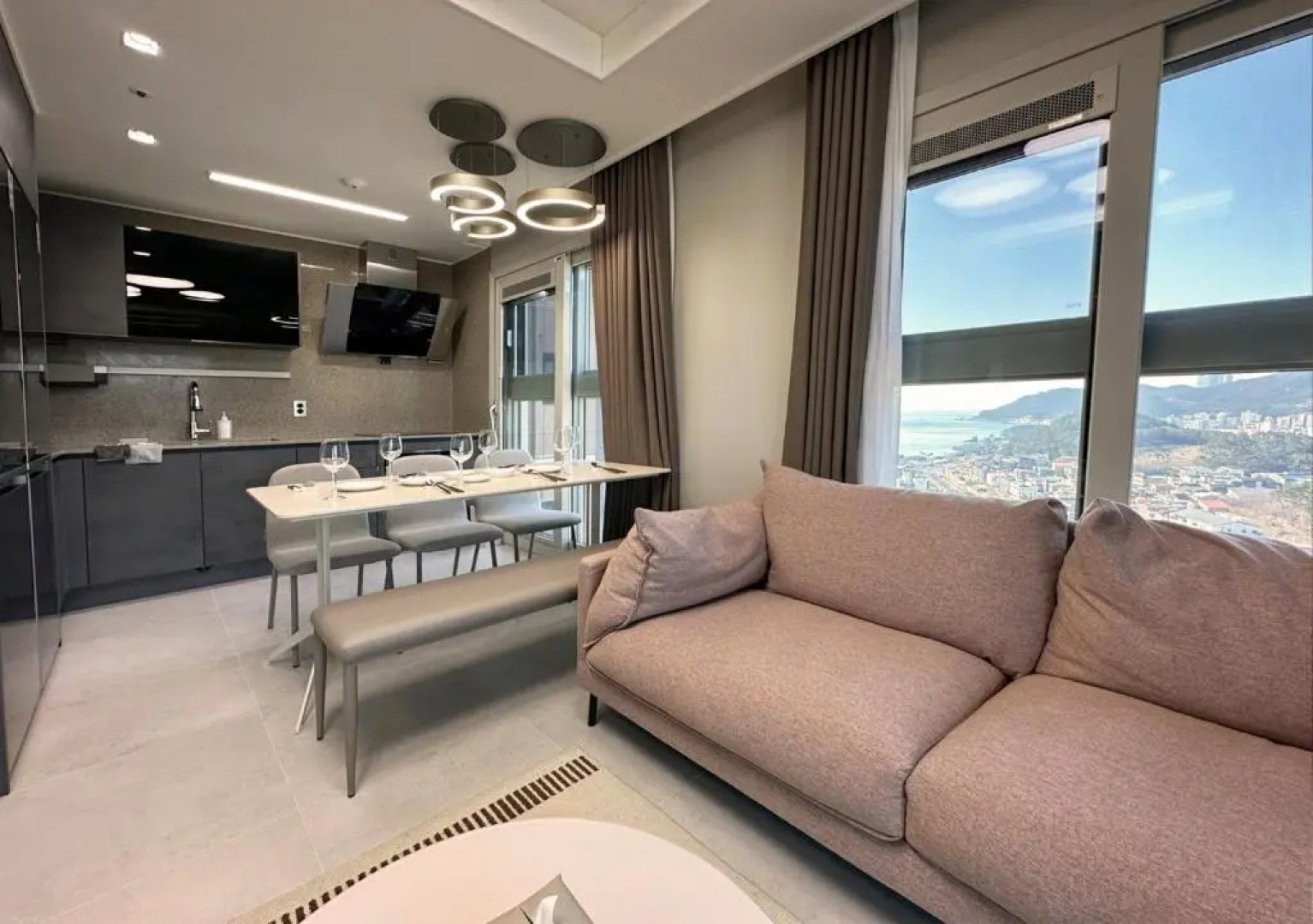 Y COLLECTION by UH FLAT OSIRIA