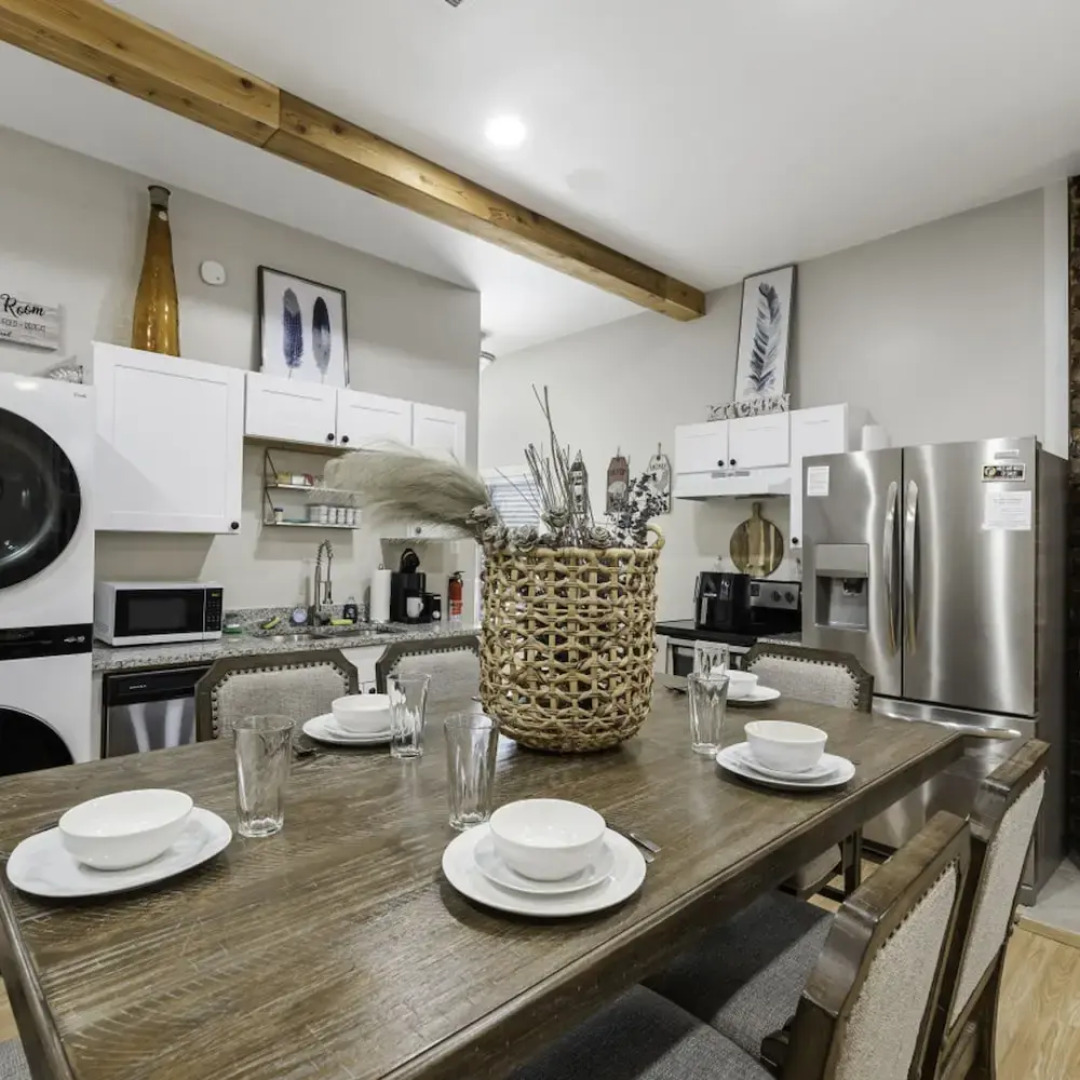 Stockyards- 4min Pet Friendly 3BR Luxe Gem