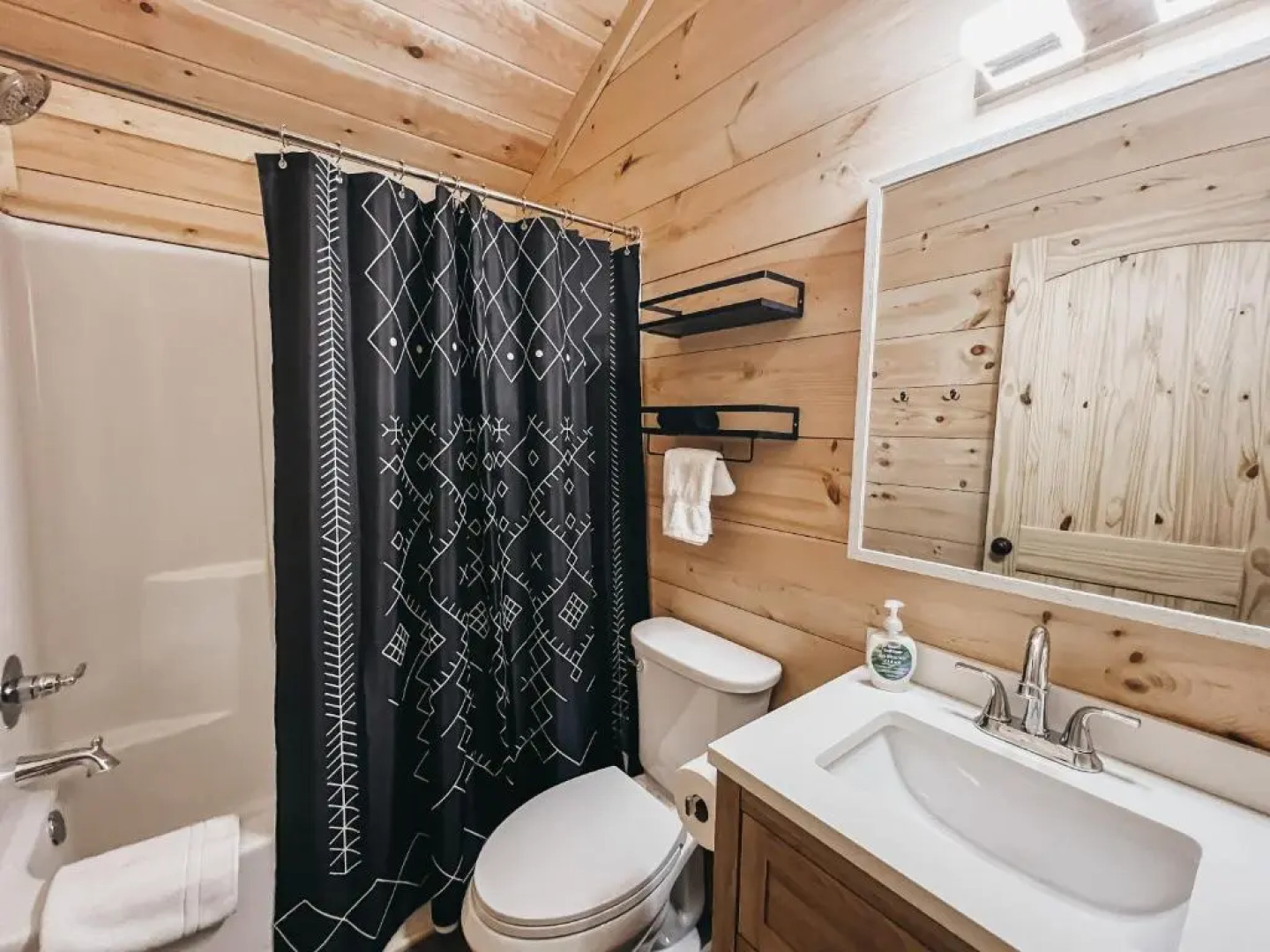 Brand New One Bedroom Cabin With Kitchen Minutes From Lake Hartwell Cabin #3