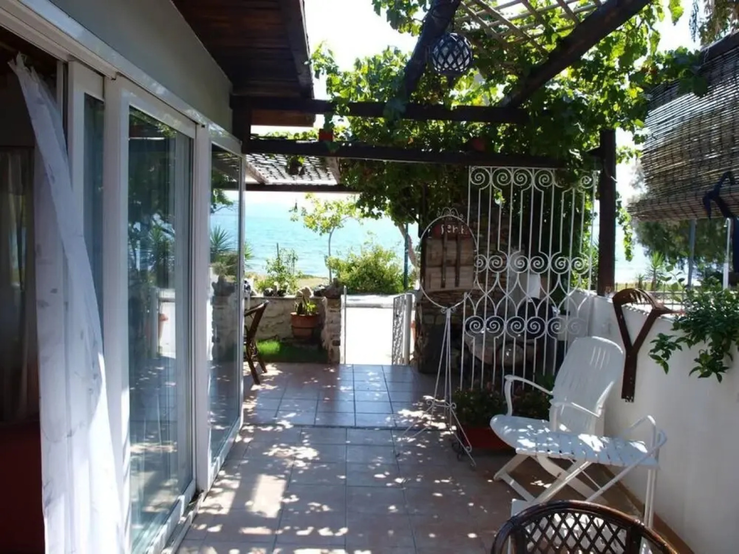 Alonaki Seafront Cottage