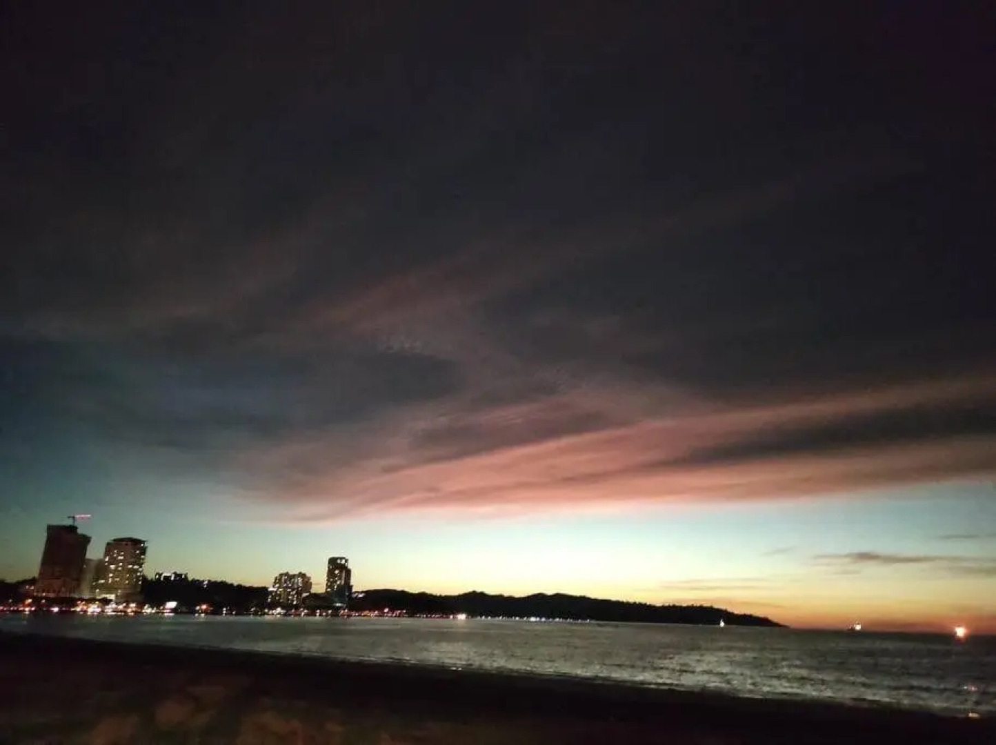 Heaven in city with full seaview 2 cozy BR BAY 21