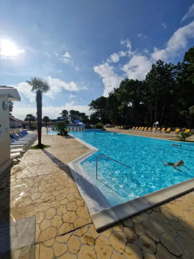 Bungalow neuf 3 chambres avec piscines partagées dans un camping-club vacances haut de gamme