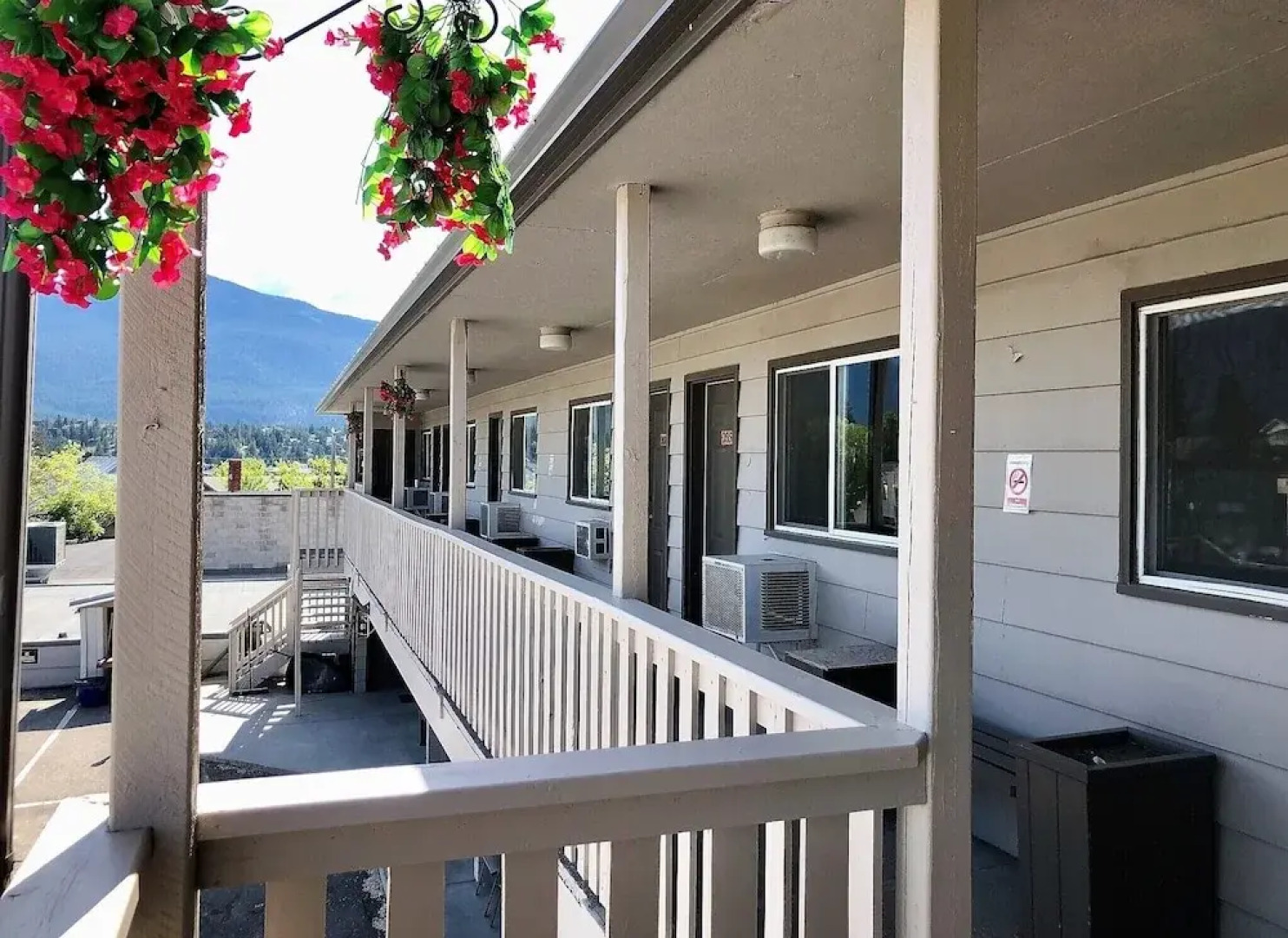 The Canterbury Inn of Downtown Invermere