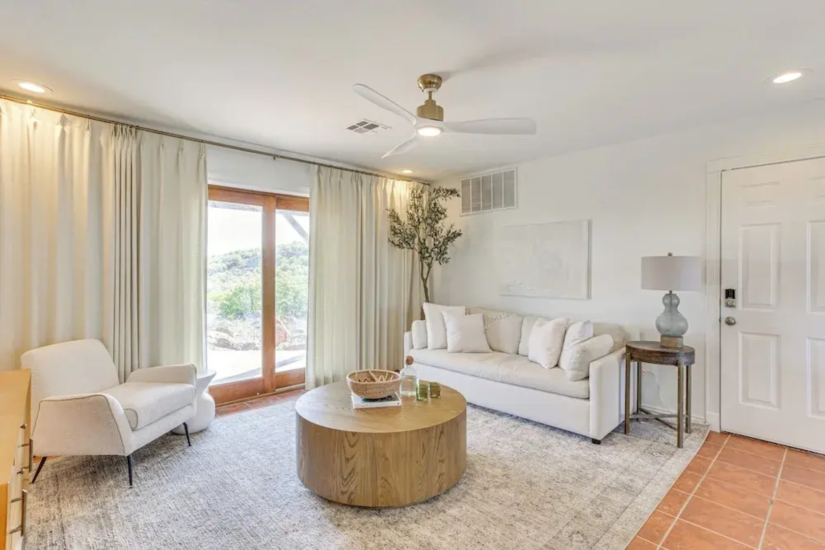 Lake Lawtonka View: Mountaintop Medicine Park Home