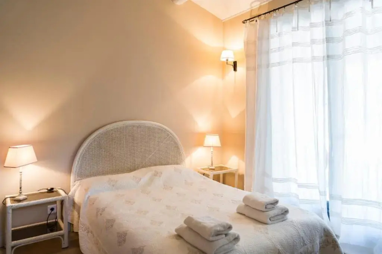 Bâtisse provençale avec piscine privée au coeur du Luberon et du village de Lourmarin, 10 personnes LS2-385 NOUVIAGE