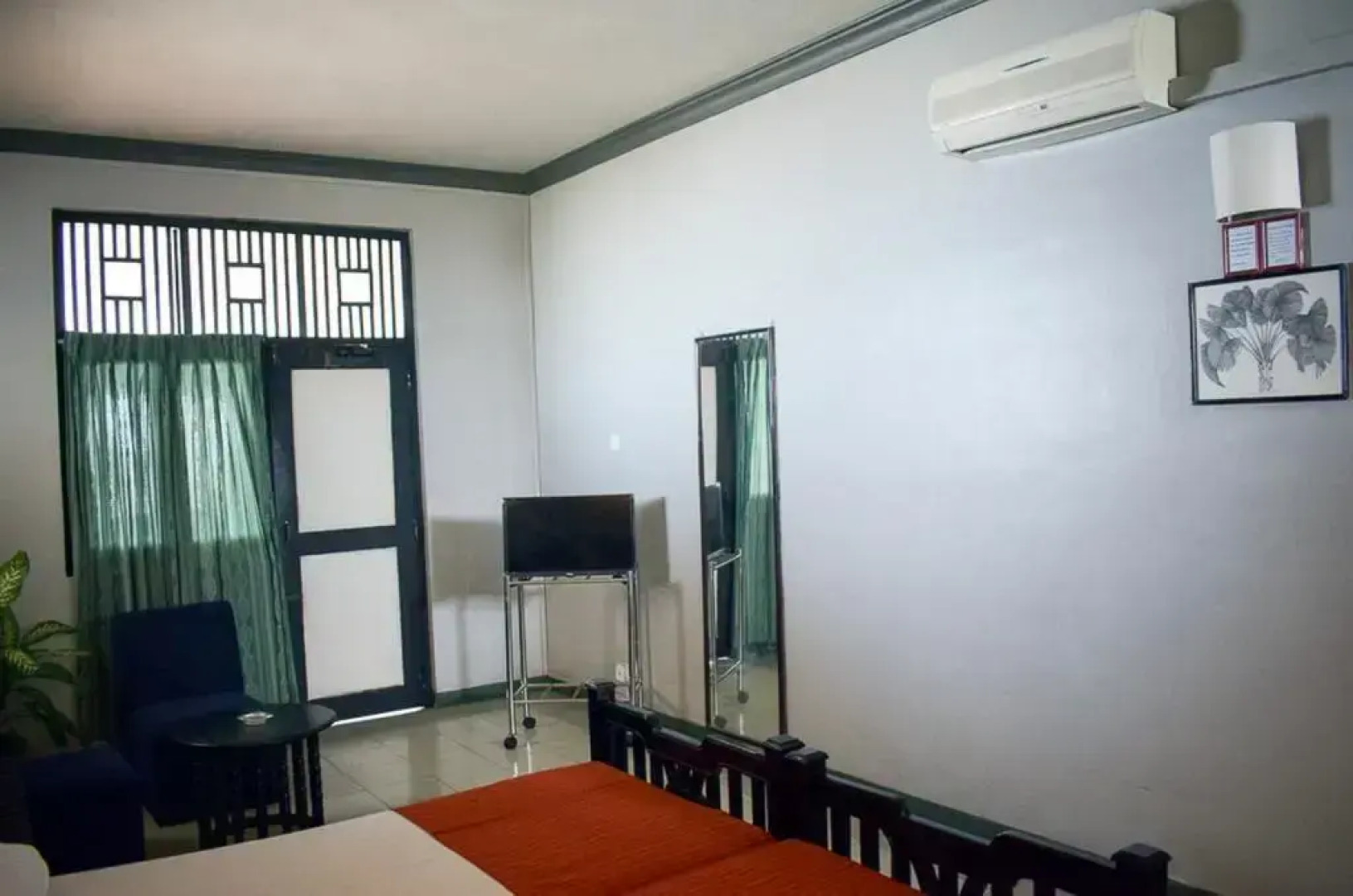 Yoho Holly Cross Avenue