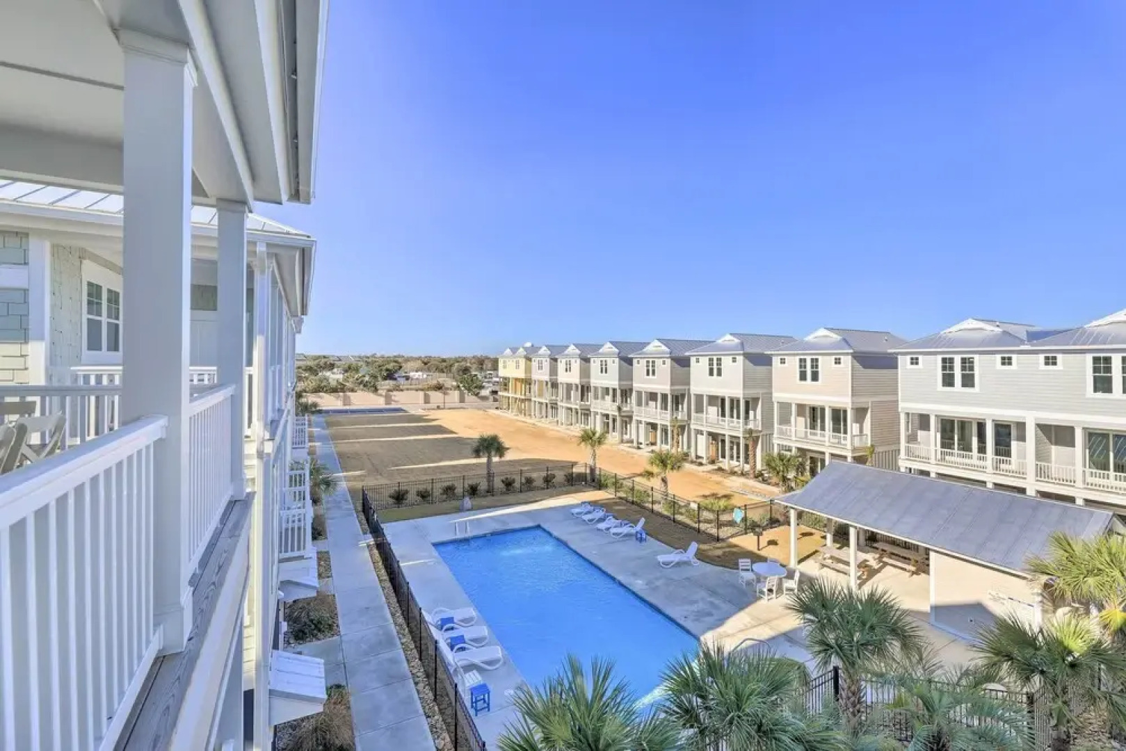 Gorgeous Emerald Isle Getaway: Walk to Beach!