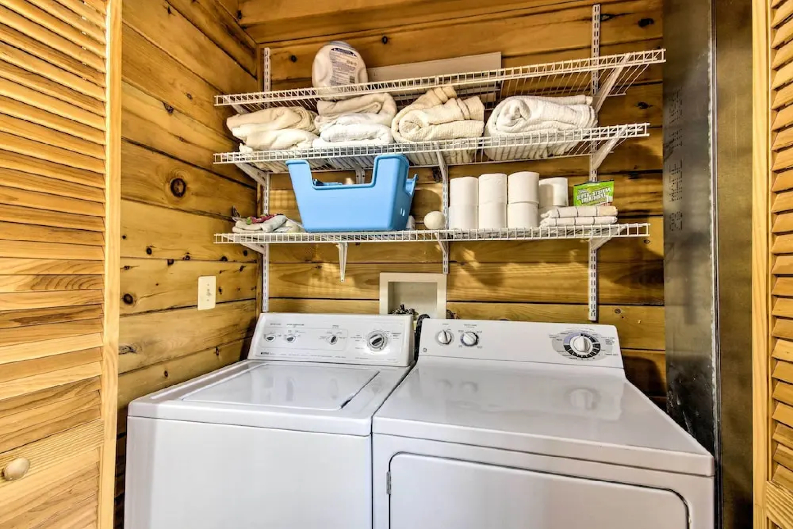 Cozy Winter Retreat: Great Location & Pet Friendly