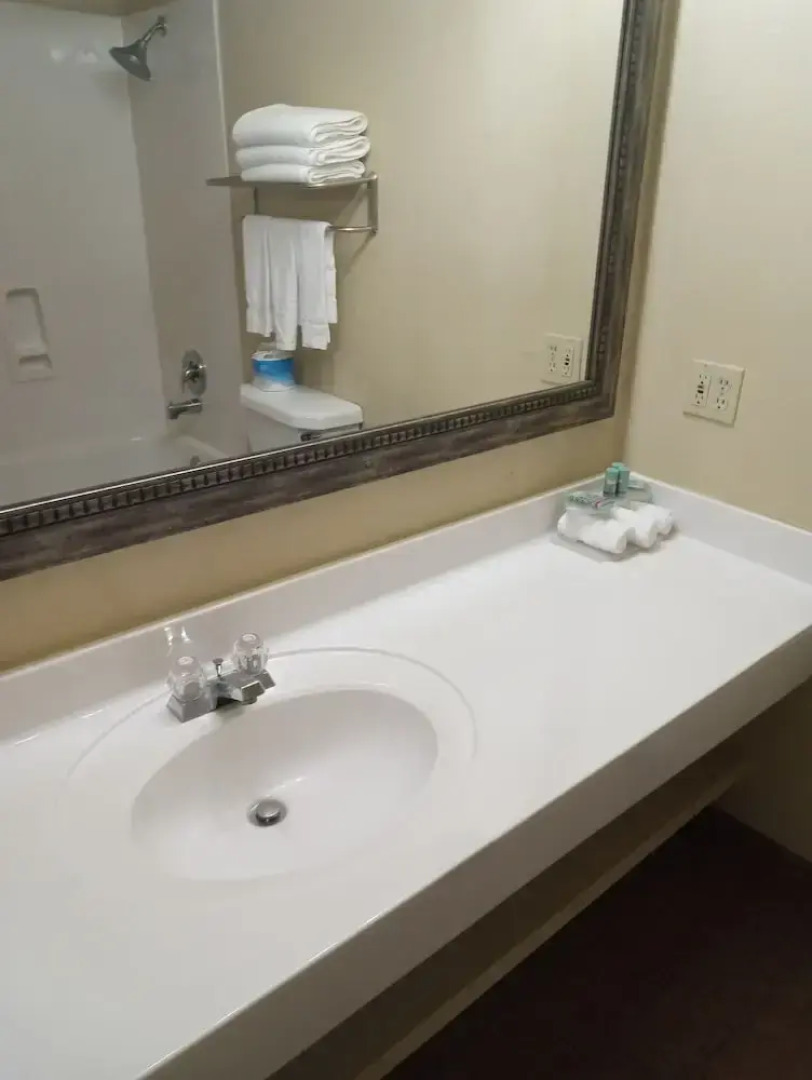 Sunday House Inn and Suites