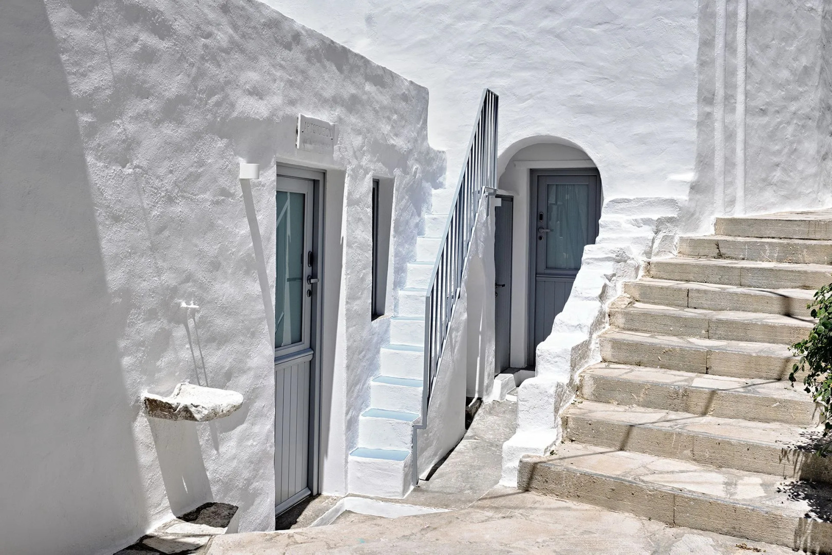 Living Theros Luxury Suites