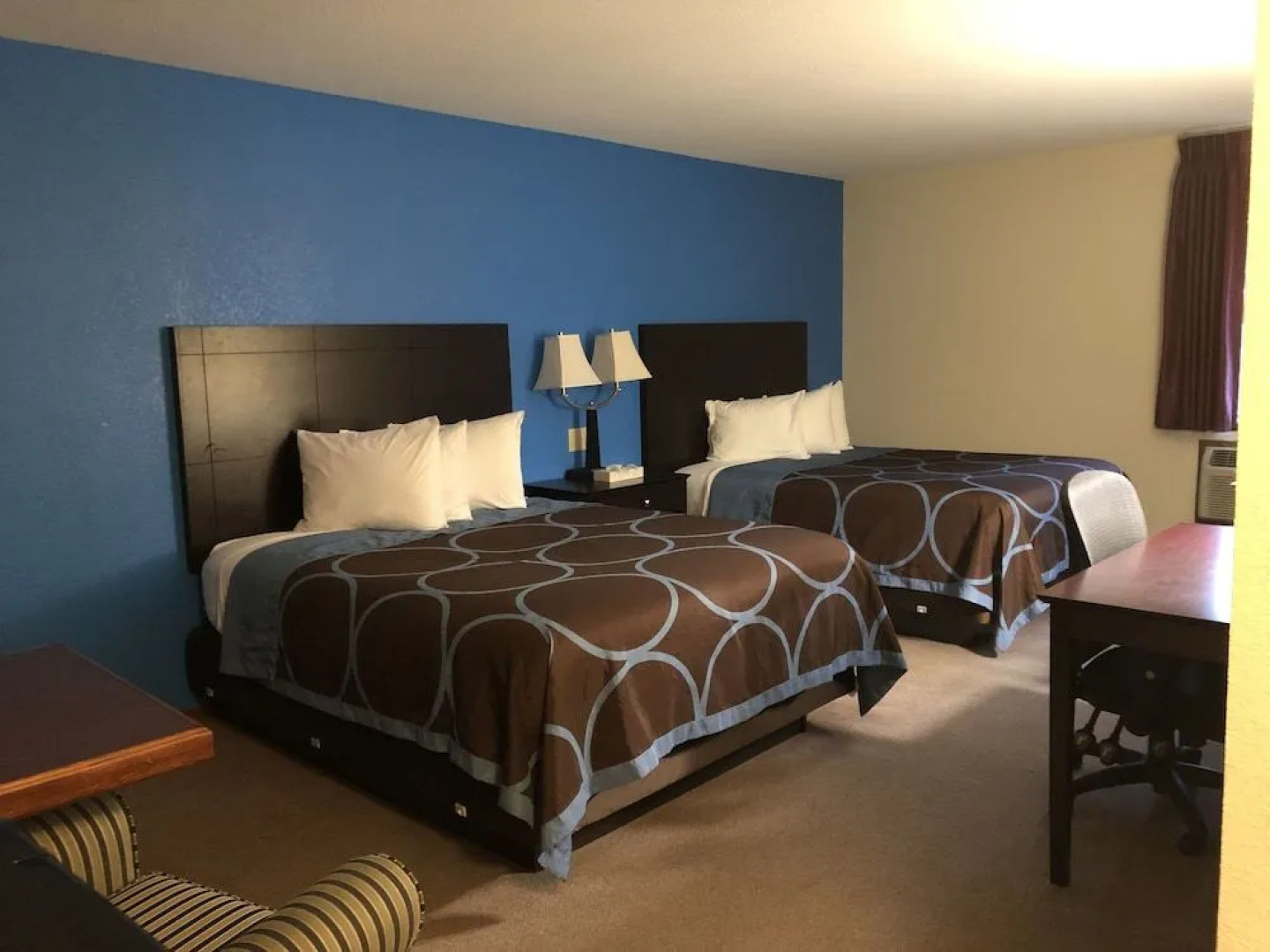 AmeriVu Inn & Suites