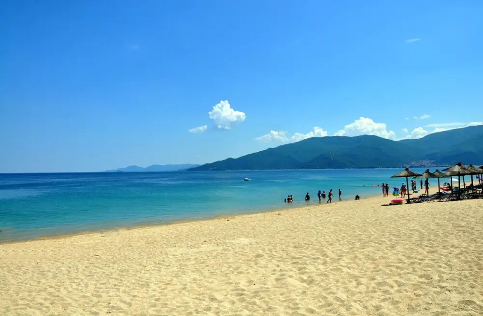 Studio 7 Spacious Studio Apartment in Paralia Featuring a Balcony and