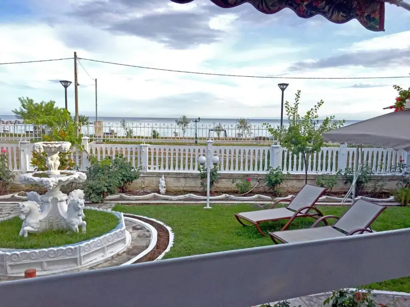 Villa Fofo - Beautiful Sea Front Villa with 650m2 garden